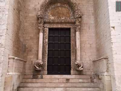 Anche la Porta dei Leoni della Basilica di San Nicola � impreziosita nella parte superiore da foglie, fiori e animali fantastici che ricordano motivi tipici dell�arte araba